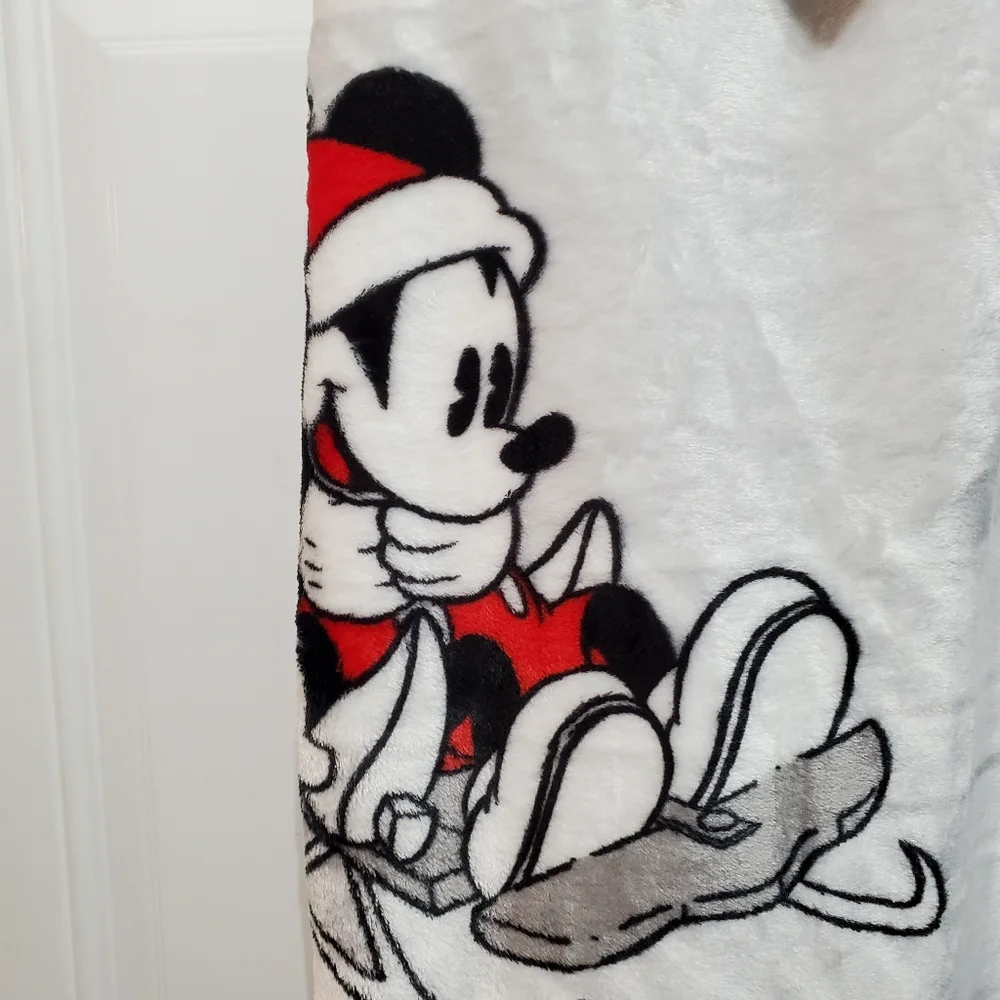 Disney Mickey and Minnie Mouse Plush Blanket Winter Sledding